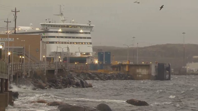 Traversier au port.