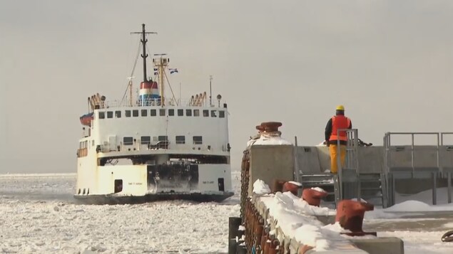 Le traversier NM Trans-Saint-Laurent à Rivière-du-Loup.