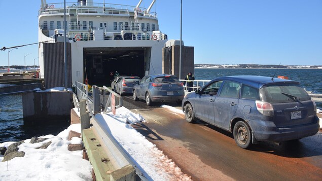Des véhicules immatriculés au Québec entrent sur le traversier.