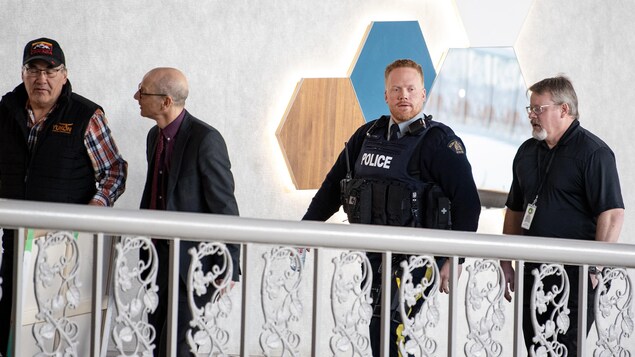 Le policier Travis Adema de la Gendarmerie royale du Canada se rend à la salle d'audience de l'enquête du coroner sur la mort de Myles Sanderson, l'auteur des attaques au couteau survenues le 4 septembre 2022 dans la Première Nation crie James Smith et le village de Weldon, en Saskatchewan. (28 février 2024)