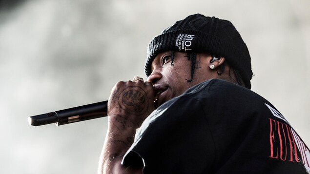 Travis Scott durant un concert.