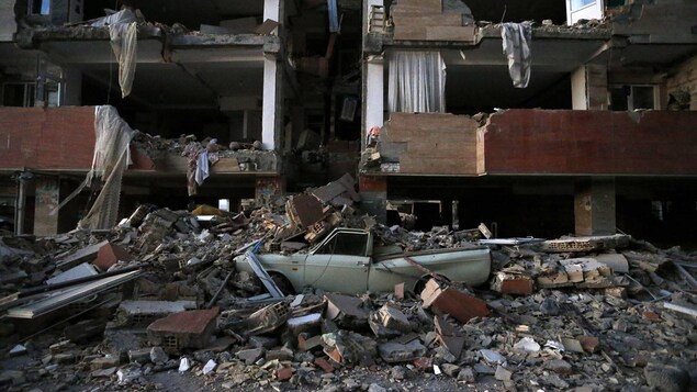 Cette photo fournie par l’Agence de nouvelles étudiantes d’Iran montre une auto lourdement endommagée par des débris projetés lors du tremblement de terre qui a frappé l’Iran et l’Irak le 12 novembre 2017. Cette photo a été prise dans la ville de Sarpol-e-Zahab, dans l’ouest de l’Iran. Cette photo fournie par l’Agence de nouvelles étudiantes d’Iran montre une auto lourdement endommagée par des débris projetés lors du tremblement de terre qui a frappé l’Iran et l’Irak le 12 novembre 2017. Cette photo a été prise dans la ville de Sarpol-e-Zahab, dans l’ouest de l’Iran.