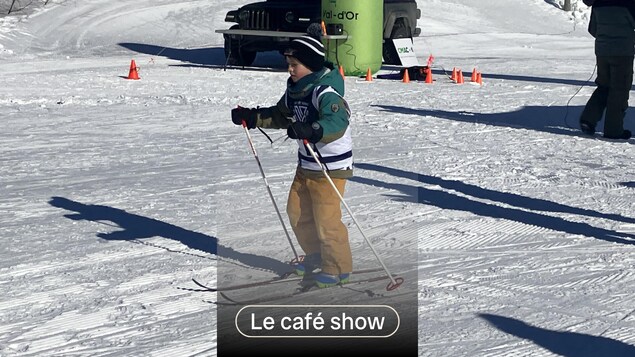 Un jeune garçon en ski de fond.