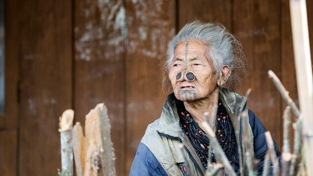 Une membre d'une tribu de l'État du Arunachal Pradesh, dans le nord-est de l'Inde Une membre d'une tribu de l'État du Arunachal Pradesh, dans le nord-est de l'Inde