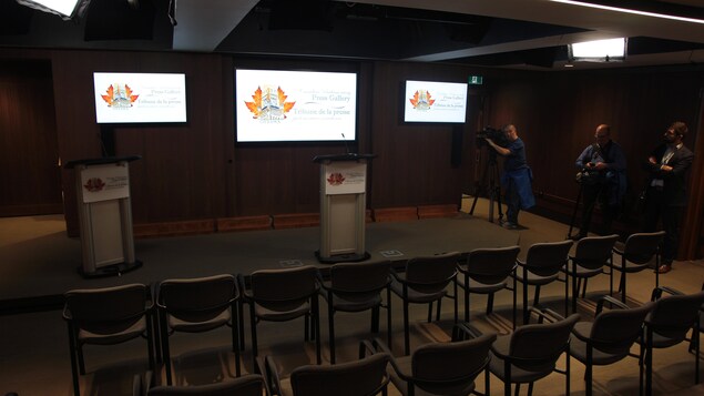 Des caméramans prennent des images de la nouvelle salle de presse de l'édifice de l'Ouest du parlement à Ottawa. Des caméramans prennent des images de la nouvelle salle de presse de l'édifice de l'Ouest du parlement à Ottawa.