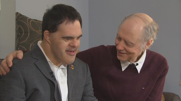 Un homme discute avec un autre homme atteint de la trisomie. Un homme discute avec un autre homme atteint de la trisomie.