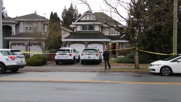 Trois personnes retrouvées mortes dans une résidence de Surrey