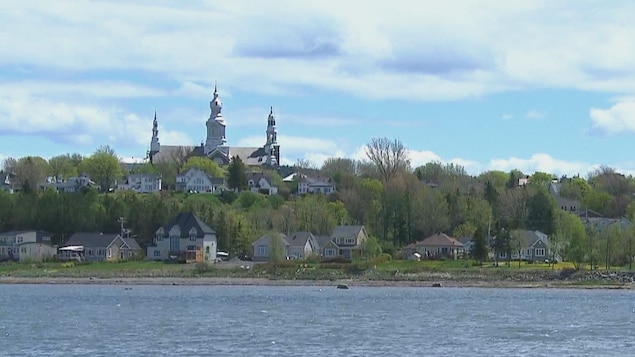 L'église surplombe Trois-Pistoles et ses maisons riveraines du fleuve.