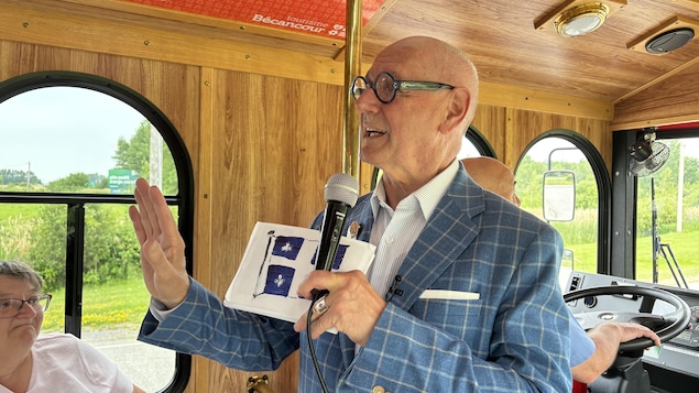 Un guide touristique dans un trolleybus.