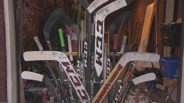Le dossier du trône de Marc Bertrand, conçu à partir de bâtons de hockey Le dossier du trône de Marc Bertrand, conçu à partir de bâtons de hockey
