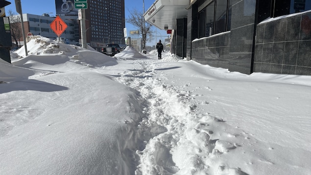 Des Winnipégois insatisfaits du déneigement des trottoirs