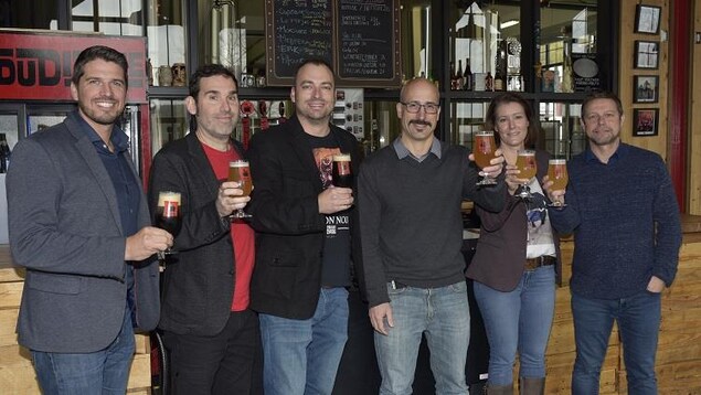 Les fondateurs de la microbrasserie Le trou du diable trinquent avec des représentants de Six Pints. Les fondateurs de la microbrasserie Le trou du diable trinquent avec des représentants de Six Pints.