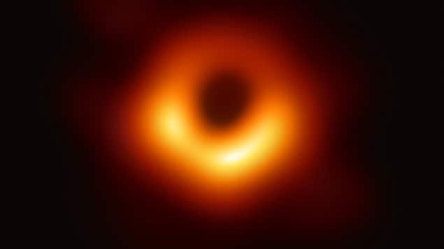 Le trou noir au centre de la galaxie Messier 87.