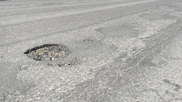 Un trou rempli de gravier.