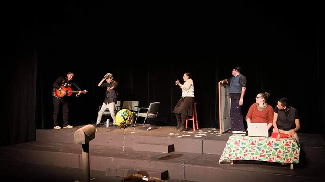Le théâtre pour encourager la vaccination chez les jeunes Autochtones
