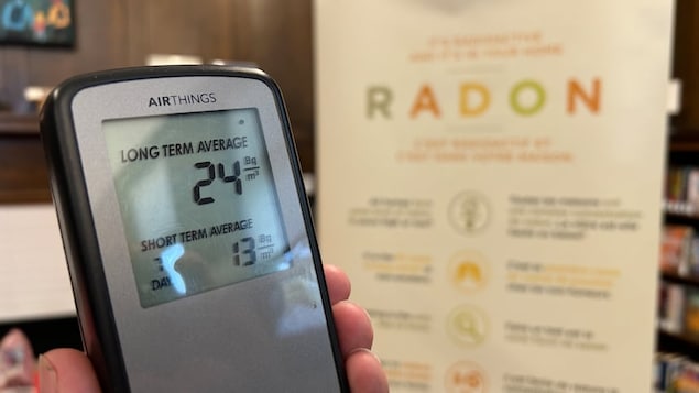 Un détecteur numérique de radon est présenté lors d'une conférence de presse à la bibliothèque Cornish de Winnipeg, vendredi.