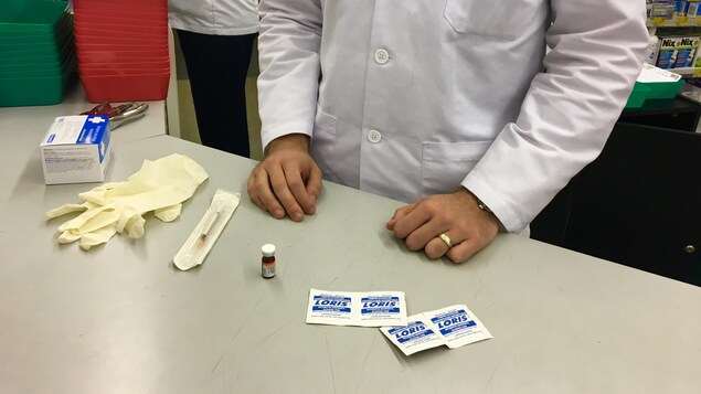 Dans une trousse, on retrouve une dose de naloxone, une seringue, deux paires de gants et des tampons pour désinfecter. Dans une trousse, on retrouve une dose de naloxone, une seringue, deux paires de gants et des tampons pour désinfecter.