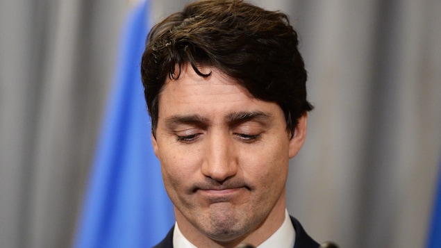 Justin Trudeau fait une pause lors de ses excuses officielles présentées aux Inuits pour la gestion de la tuberculose dans l'Arctique par le gouvernement fédéral des années 40 aux années 60, lors d'un événement à Iqaluit, vendredi. 