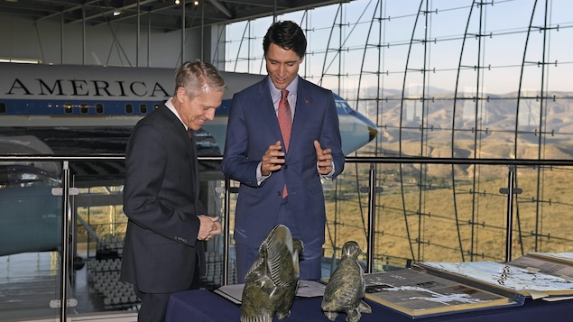 Justin Trudeau devant des archives du président Ronald Reagan.