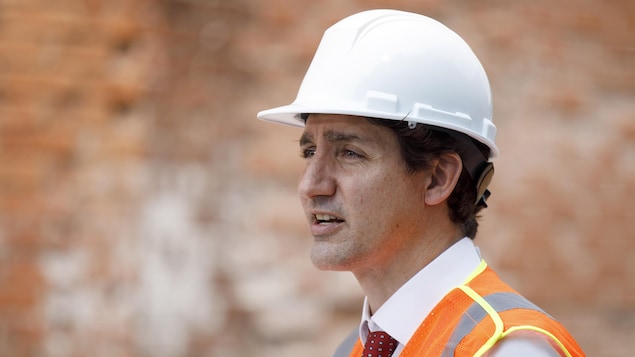Le premier ministre Justin Trudeau lors d'une annonce dans un complexe de logements abordables en construction en Ontario.