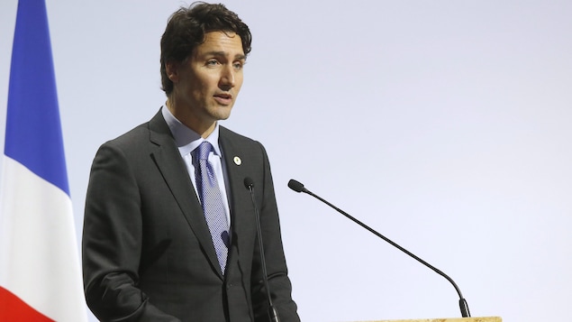Justin Trudeau prenant la parole à la conférence de Paris.