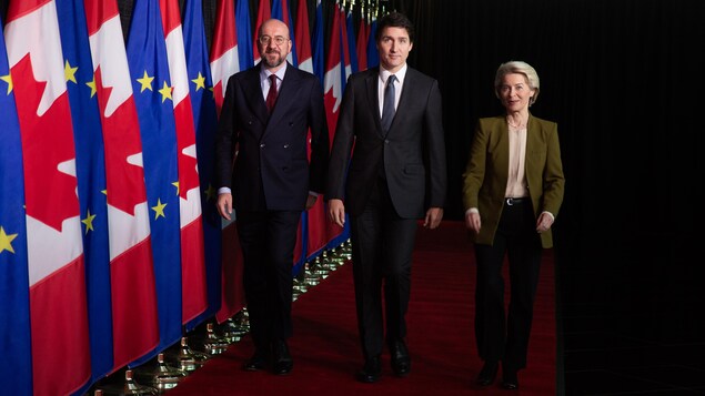 رئيسُ الحكومة الكندية متوسطاً رئيسَ المجلس الأوروبي شارل ميشال ورئيسةَ المفوضية الأوروبية أورسولا فون دير لاين اليوم في سانت جونز التي تستضيف القمة الكندية الأوروبية.