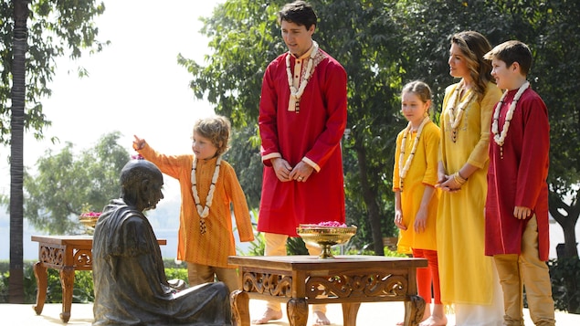 Le premier ministre Trudeau, accompagné de son épouse Sophie Grégoire et de ses enfants Hadrien, Grace et Xavier, visite l’ashram où a vécu de Gandhi.