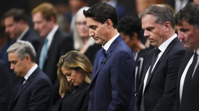 كرّم مجلس العموم الكندي رسمياً وفاة الملكة إليزابيث الثانية قبل ظهر اليوم، ويبدو رئيس الحكومة جوستان ترودو في وسط الصورة.