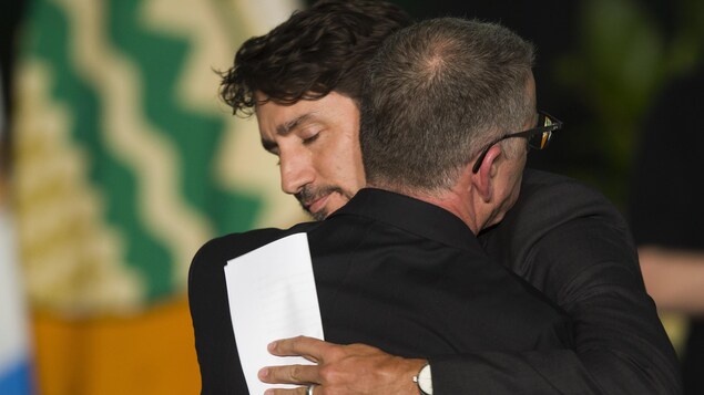 Justin Trudeau serre dans ses bras David Turpin.