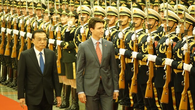 Justin Trudeau et Li Keqiang passent la garde en revue au Palais du peuple à Pékin. Justin Trudeau et Li Keqiang passent la garde en revue au Palais du peuple à Pékin.