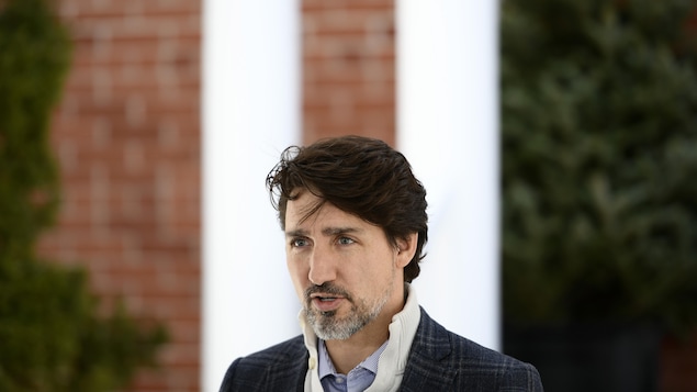 Gros plan de Justin Trudeau devant sa résidence à Ottawa.