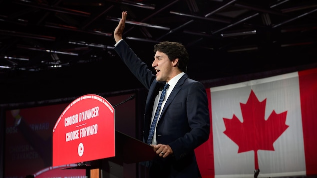 Justin Trudeau sur la scène saluant ses partisans.