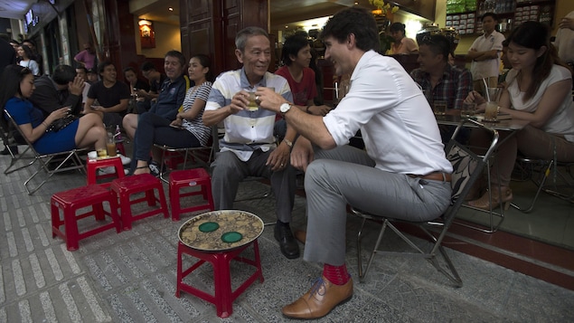 Justin Trudeau et Nguyen Cong Hiep fopnt un toast.