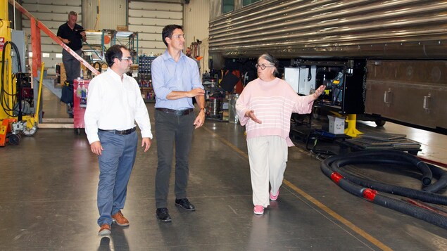 Justin Trudeau visite une usine.