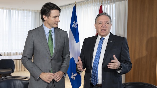 رئيس الحكومة الفدرالية جوستان ترودو (إلى اليسار) ورئيس حكومة كيبيك فرانسوا لوغو قُبيْل اجتماعهما في 15 آذار (مارس) 2023 في مونتريال.