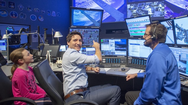 Le premier ministre Justin Trudeau a visité jeudi le centre de contrôle robotique de la station spatiale internationale sous les yeux de sa fille Ella-Grace et du contrôleur de vol robotique Jason Seagram, au siège social de l'Agence spatiale canadienne, à Saint-Hubert.