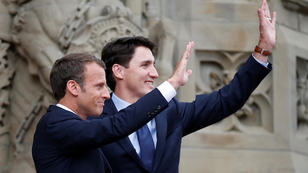 Le président français Emmanuel Macron et le premier ministre canadien Justin Trudeau saluent la foule devant le parlement, à Ottawa. Le président français Emmanuel Macron et le premier ministre canadien Justin Trudeau saluent la foule devant le parlement, à Ottawa.