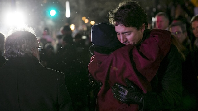 Le premier ministre du Canada, Justin Trudeau, serre la chef du Parti vert du Canada, Elizabeth May, dans ses bras. Le premier ministre du Canada, Justin Trudeau, serre la chef du Parti vert du Canada, Elizabeth May, dans ses bras.