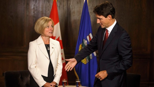 Justin Trudeau qui tend la main à Rachel Notley. Justin Trudeau qui tend la main à Rachel Notley.