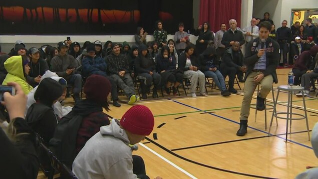 Justin Trudeau répond aux questions des élèves. Justin Trudeau répond aux questions des élèves.