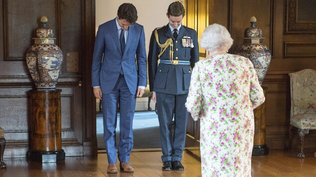 Le premier ministre Trudeau s'incline devant la reine Élisabeth II à sa résidence officielle d'Édimbourg.
