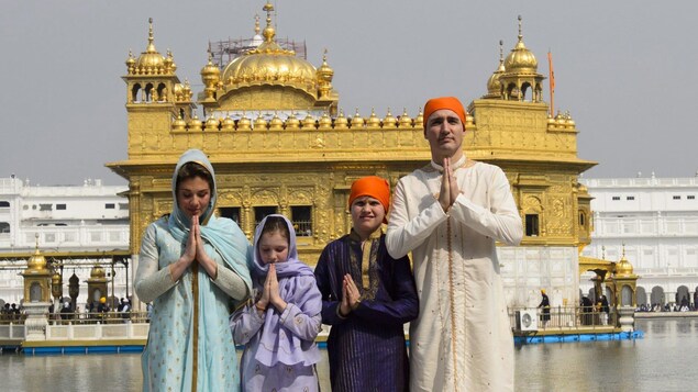 Justin Trudeau et sa famille posent en costume traditionnel sikh. Justin Trudeau et sa famille posent en costume traditionnel sikh.
