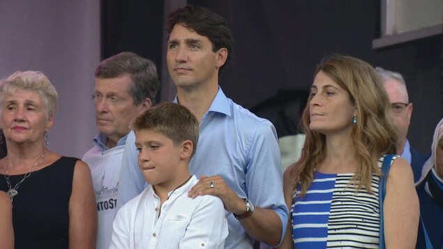 Le premier ministre et son fils Xavier entourés du maire John Tory et des conseillères municipales Paula Fletcher et Mary Fragedakis Le premier ministre et son fils Xavier entourés du maire John Tory et des conseillères municipales Paula Fletcher et Mary Fragedakis