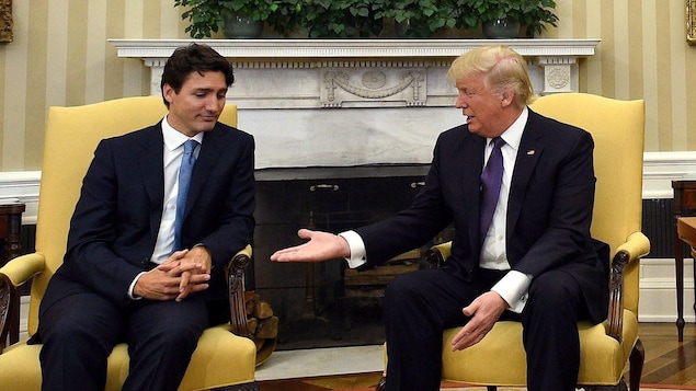 Une photo montrant le président américain Donald Trump et le premier ministre canadien Justin Trudeau lors de leur rencontre dans le bureau ovale le 13 février 2017. Une photo montrant le président américain Donald Trump et le premier ministre canadien Justin Trudeau lors de leur rencontre dans le bureau ovale le 13 février 2017.