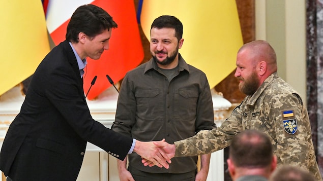 Le premier ministre Justin Trudeau à Kiev avec le président  Volodymyr Zelensky et un de ses collaborateurs.