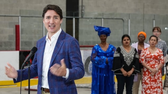 Si Prime MInister Justin Trudeau nagsalita malapit sa isang mikropono.