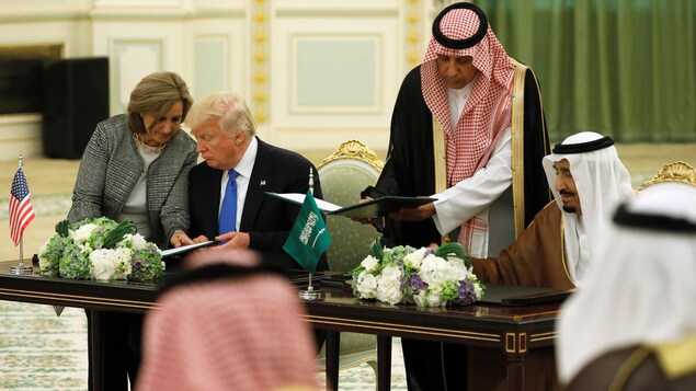 Le président Donald Trump et le roi Salmane ben Abdel Aziz signent une entente de sécurité entre les États-Unis et l'Arabie saoudite. Le président Donald Trump et le roi Salmane ben Abdel Aziz signent une entente de sécurité entre les États-Unis et l'Arabie saoudite.
