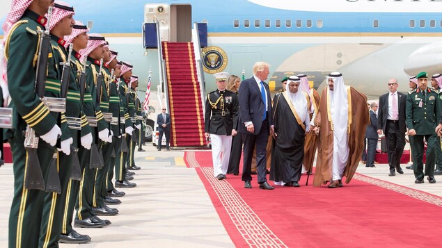 Donald Trump marche sur un tapis rouge avec le roi Salmane lors de son arrivée à Riad. Donald Trump marche sur un tapis rouge avec le roi Salmane lors de son arrivée à Riad.