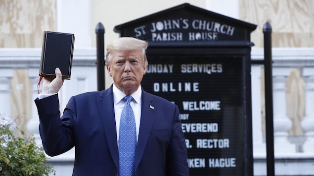 Donald Trump, brandissant une bible devant l'église St. John's à Washington.
