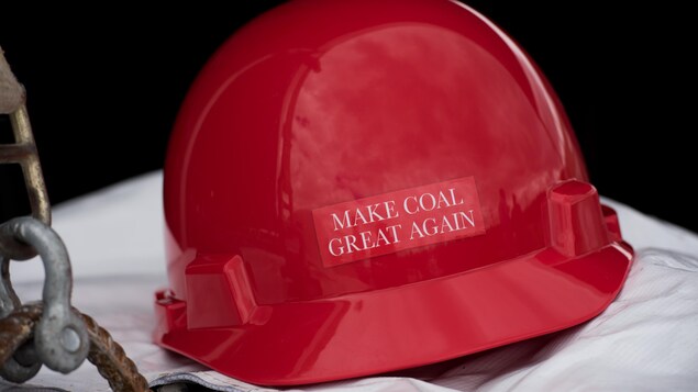 Un casque rouge de mineur sur lequel il est inscrit : « Make Coal Great Again » (Rendre sa grandeur au charbon) Un casque rouge de mineur sur lequel il est inscrit : « Make Coal Great Again » (Rendre sa grandeur au charbon)